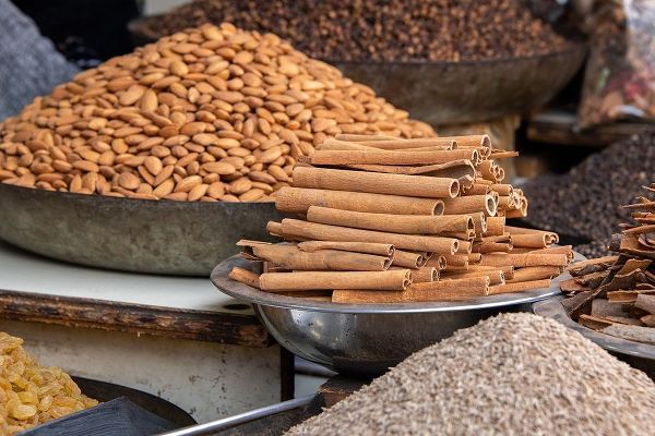 India-Delhi-Old Delhi Old Delhi street market Mixed nuts-spices and cinnamon sticks